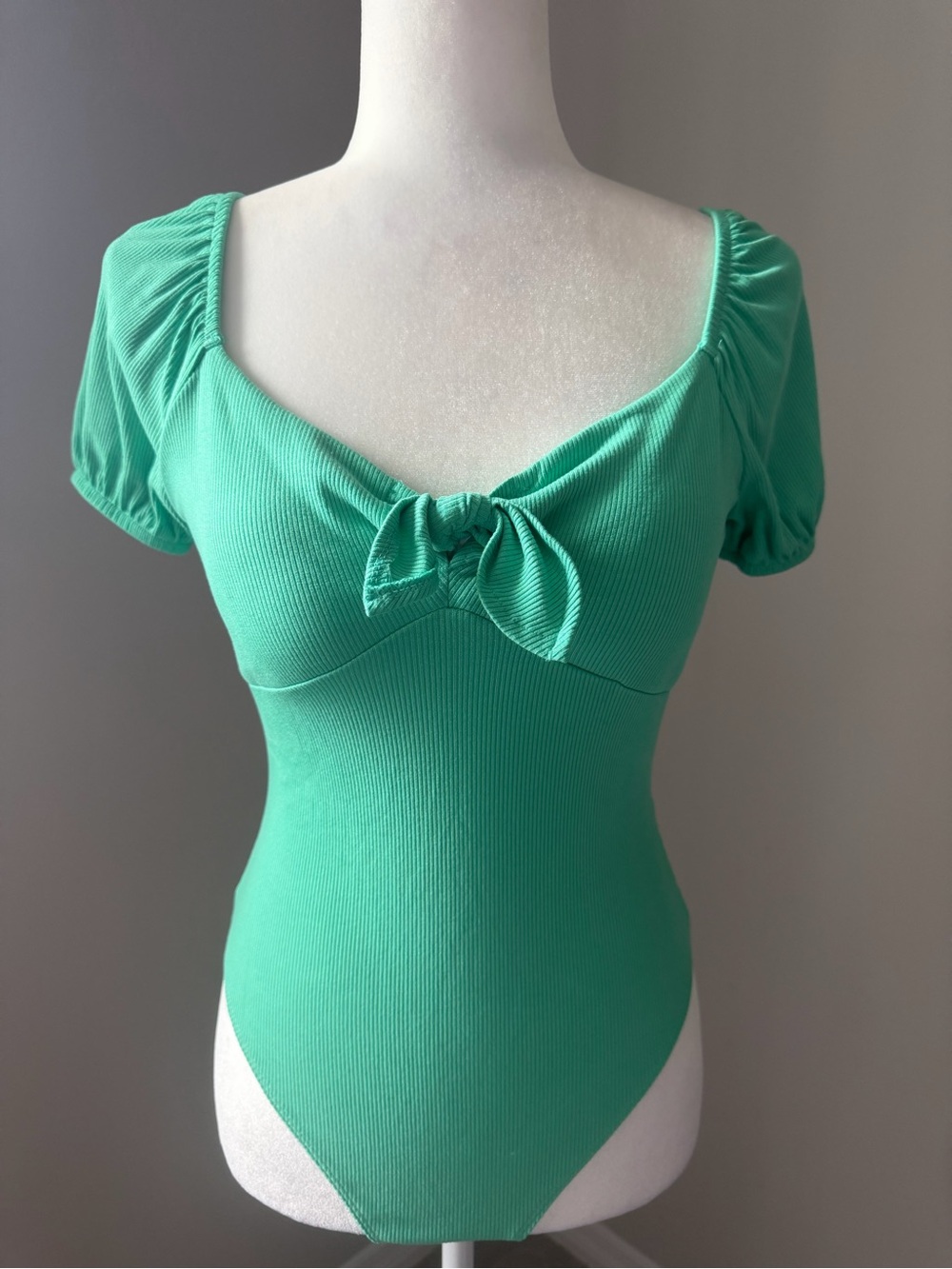 LC LAUREN CONRAD Green Ribbed Tie Front Puff Sleeve Bodysuit Women’s Size Small
